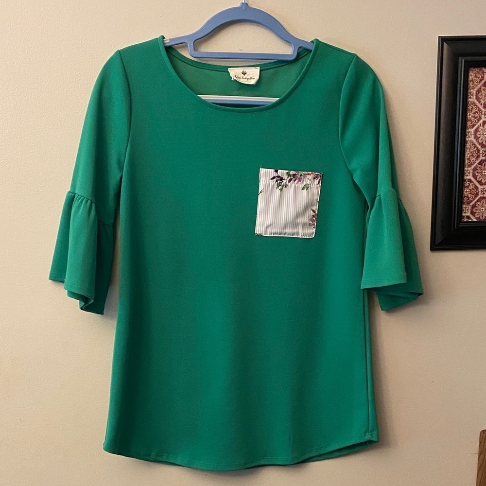Betsey’s Boutique Shop Green Women's Top with Floral Pocket